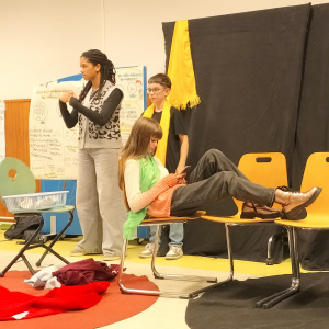 la jeune fille cyberharcelée, son petit frère et sa maman